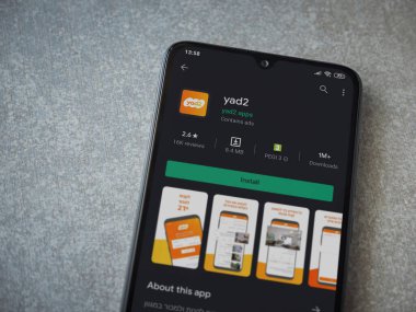 Lod, Israel - 8 Temmuz 2020: yad2 uygulama oyun mağazası sayfası seramik taş zemin üzerinde siyah bir cep telefonu görüntüsü. Üst görünüm düzlüğü kopyalama alanı ile yatıyordu.