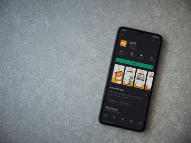 Lod, Israel - 8 Temmuz 2020: yad2 uygulama oyun mağazası sayfası seramik taş zemin üzerinde siyah bir cep telefonu görüntüsü. Üst görünüm düzlüğü kopyalama alanı ile yatıyordu.
