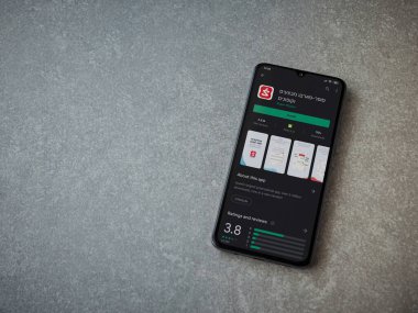 Lod, Israel - 8 Temmuz 2020: Seramik taş zemin üzerinde siyah bir cep telefonunun sergilendiği Super Pharm uygulaması oyun mağazası sayfası. Üst görünüm düzlüğü kopyalama alanı ile yatıyordu.