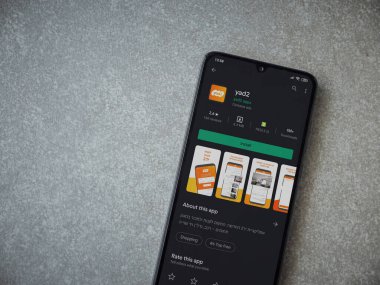Lod, Israel - 8 Temmuz 2020: yad2 uygulama oyun mağazası sayfası seramik taş zemin üzerinde siyah bir cep telefonu görüntüsü. Üst görünüm düzlüğü kopyalama alanı ile yatıyordu.