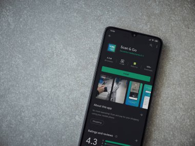 Lod, Israel - 8 Temmuz 2020: Seramik taş zemin üzerinde siyah bir cep telefonu ekranında uygulamalı oyun mağazası sayfasını tara. Üst görünüm düzlüğü kopyalama alanı ile yatıyordu.