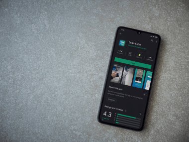 Lod, Israel - 8 Temmuz 2020: Seramik taş zemin üzerinde siyah bir cep telefonu ekranında uygulamalı oyun mağazası sayfasını tara. Üst görünüm düzlüğü kopyalama alanı ile yatıyordu.