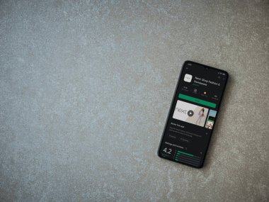 Lod, Israel - 8 Temmuz 2020: Bir sonraki uygulama oyun mağazası sayfası seramik taş zemin üzerinde siyah bir cep telefonu görüntüsü. Üst görünüm düzlüğü kopyalama alanı ile yatıyordu.