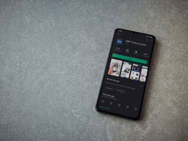 Lod, Israel - 8 Temmuz 2020: KSP uygulama oyun mağazası sayfası seramik taş zemin üzerinde siyah bir cep telefonu görüntüsü. Üst görünüm düzlüğü kopyalama alanı ile yatıyordu.