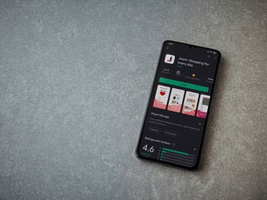 Lod, Israel - 8 Temmuz 2020: Seramik taş zemin üzerinde siyah bir cep telefonu ekranında Joom uygulaması oyun mağazası sayfası. Üst görünüm düzlüğü kopyalama alanı ile yatıyordu.