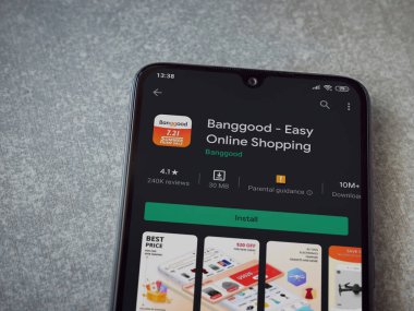 Lod, Israel - 8 Temmuz 2020: Seramik taş zemin üzerinde siyah bir cep telefonunun sergilendiği Banggood uygulaması oyun mağazası sayfası. Üst görünüm düzlüğü kopyalama alanı ile yatıyordu.
