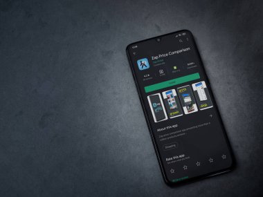 Lod, Israel - 8 Temmuz 2020: Zap Price Karşılaştırma uygulaması oyun mağazası sayfası koyu mermer taştan arka planda siyah bir cep telefonu görüntüsü. Üst görünüm düzlüğü kopyalama alanı ile yatıyordu.