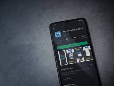 Lod, Israel - 8 Temmuz 2020: Zap Price Karşılaştırma uygulaması oyun mağazası sayfası koyu mermer taştan arka planda siyah bir cep telefonu görüntüsü. Üst görünüm düzlüğü kopyalama alanı ile yatıyordu.