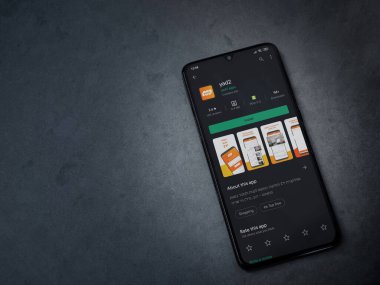 Lod, Israel - 8 Temmuz 2020: yad2 uygulama oyun mağazası sayfası koyu mermer taşlı arka planda siyah bir cep telefonu ekranında. Üst görünüm düzlüğü kopyalama alanı ile yatıyordu.