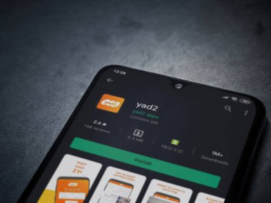 Lod, Israel - 8 Temmuz 2020: yad2 uygulama oyun mağazası sayfası koyu mermer taşlı arka planda siyah bir cep telefonu ekranında. Üst görünüm düzlüğü kopyalama alanı ile yatıyordu.