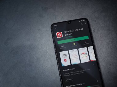 Lod, Israel - 8 Temmuz 2020: Süper Pharm uygulama oyun mağazası sayfası koyu mermer taştan arka planda siyah bir cep telefonunun ekranında. Üst görünüm düzlüğü kopyalama alanı ile yatıyordu.