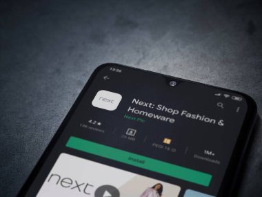 Lod, Israel - 8 Temmuz 2020: Sonraki uygulama oyun mağazası sayfası koyu mermer taşlı arka planda siyah bir cep telefonunun ekranında. Üst görünüm düzlüğü kopyalama alanı ile yatıyordu.