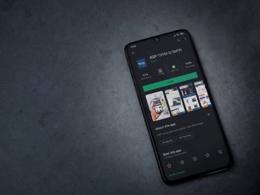 Lod, Israel - 8 Temmuz 2020: KSP uygulama oyun mağazası sayfası koyu mermer taşlı arka planda siyah bir cep telefonu ekranında. Üst görünüm düzlüğü kopyalama alanı ile yatıyordu.