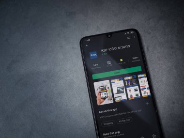 Lod, Israel - 8 Temmuz 2020: KSP uygulama oyun mağazası sayfası koyu mermer taşlı arka planda siyah bir cep telefonu ekranında. Üst görünüm düzlüğü kopyalama alanı ile yatıyordu.