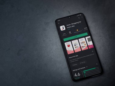 Lod, Israel - 8 Temmuz 2020: Koyu mermer taştan arka planda siyah bir cep telefonunun ekranında Joom uygulaması oyun mağazası sayfası. Üst görünüm düzlüğü kopyalama alanı ile yatıyordu.