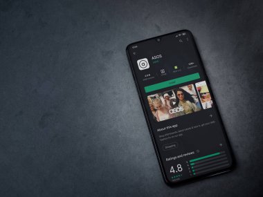 Lod, Israel - 8 Temmuz 2020: ASOS uygulama oyun mağazası sayfası koyu mermer taşlı arka planda siyah bir cep telefonu ekranında. Üst görünüm düzlüğü kopyalama alanı ile yatıyordu.