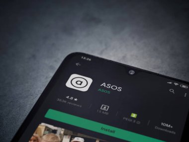 Lod, Israel - 8 Temmuz 2020: ASOS uygulama oyun mağazası sayfası koyu mermer taşlı arka planda siyah bir cep telefonu ekranında. Üst görünüm düzlüğü kopyalama alanı ile yatıyordu.