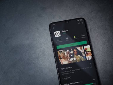Lod, Israel - 8 Temmuz 2020: ASOS uygulama oyun mağazası sayfası koyu mermer taşlı arka planda siyah bir cep telefonu ekranında. Üst görünüm düzlüğü kopyalama alanı ile yatıyordu.