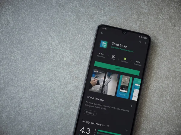 Lod, Israel - 8 Temmuz 2020: Seramik taş zemin üzerinde siyah bir cep telefonu ekranında uygulamalı oyun mağazası sayfasını tara. Üst görünüm düzlüğü kopyalama alanı ile yatıyordu.