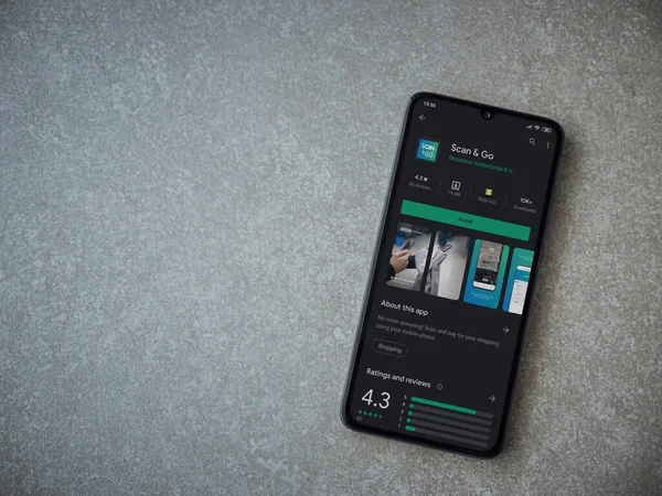 Lod, Israel - 8 Temmuz 2020: Seramik taş zemin üzerinde siyah bir cep telefonu ekranında uygulamalı oyun mağazası sayfasını tara. Üst görünüm düzlüğü kopyalama alanı ile yatıyordu.