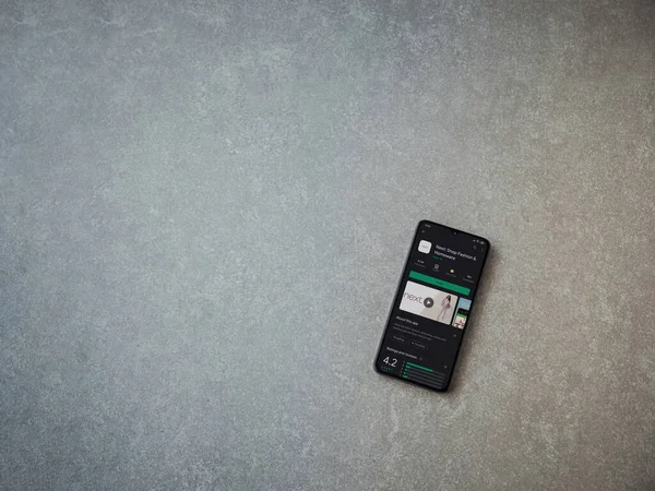 Lod, Israel - 8 Temmuz 2020: Bir sonraki uygulama oyun mağazası sayfası seramik taş zemin üzerinde siyah bir cep telefonu görüntüsü. Üst görünüm düzlüğü kopyalama alanı ile yatıyordu.