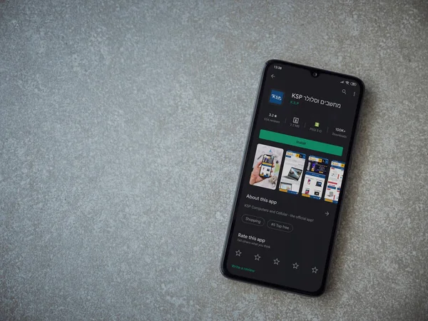 Lod, Israel - 8 Temmuz 2020: KSP uygulama oyun mağazası sayfası seramik taş zemin üzerinde siyah bir cep telefonu görüntüsü. Üst görünüm düzlüğü kopyalama alanı ile yatıyordu.