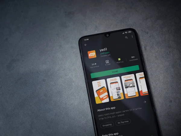 Lod, Israel - 8 Temmuz 2020: yad2 uygulama oyun mağazası sayfası koyu mermer taşlı arka planda siyah bir cep telefonu ekranında. Üst görünüm düzlüğü kopyalama alanı ile yatıyordu.