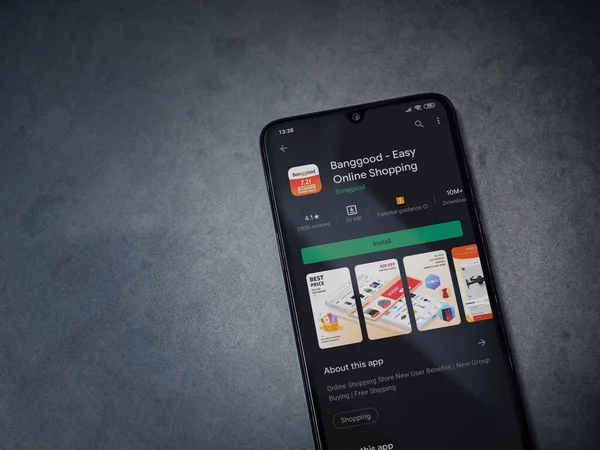 Lod, Israel - 8 Temmuz 2020: Banggood uygulama oyun mağazası sayfası koyu mermer taştan arka planda siyah bir cep telefonunun ekranında. Üst görünüm düzlüğü kopyalama alanı ile yatıyordu.