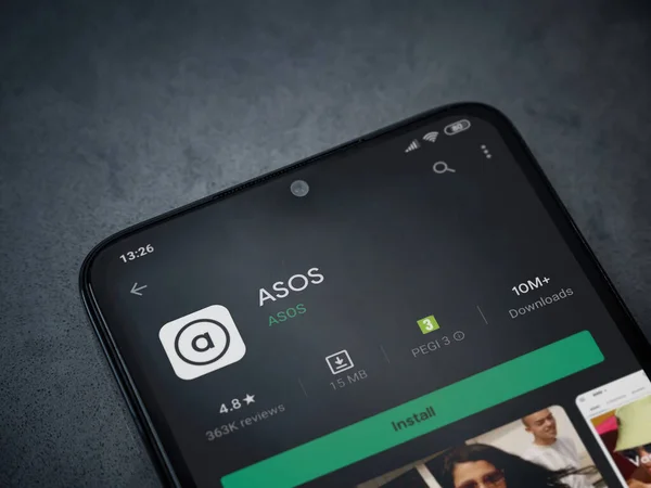Lod, Israel - 8 Temmuz 2020: ASOS uygulama oyun mağazası sayfası koyu mermer taşlı arka planda siyah bir cep telefonu ekranında. Üst görünüm düzlüğü kopyalama alanı ile yatıyordu.