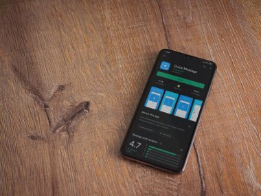 Lod, Israel - 8 Temmuz 2020: Kısa Mesaj uygulaması oyun mağazası sayfası ahşap arka planda siyah bir cep telefonu ekranında. Üst görünüm düzlüğü kopyalama alanı ile yatıyordu.