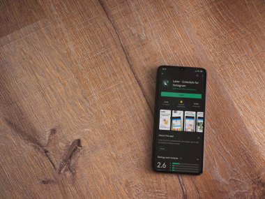 Lod, Israel - 8 Temmuz 2020: Daha sonra uygulama mağazası sayfası ahşap arka planda siyah bir cep telefonu görüntüsü. Üst görünüm düzlüğü kopyalama alanı ile yatıyordu.