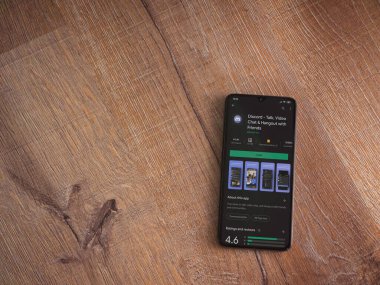 Lod, Israel - 8 Temmuz 2020: Ahşap arka planda siyah bir cep telefonu ekranında Discord uygulaması oyun mağazası sayfası. Üst görünüm düzlüğü kopyalama alanı ile yatıyordu.