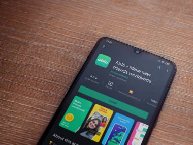 Lod, Israel - 8 Temmuz 2020: Ablo uygulama oyun mağazası sayfası ahşap arka planda siyah bir cep telefonu ekranında. Üst görünüm düzlüğü kopyalama alanı ile yatıyordu.