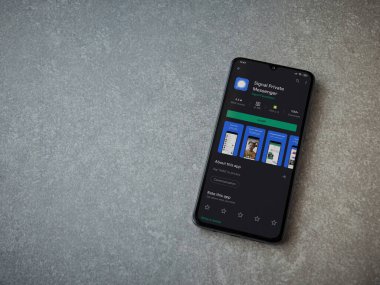 Lod, Israel - 8 Temmuz 2020: Özel Haberci uygulaması oyun mağazası sayfasında seramik taş zemin üzerinde siyah bir cep telefonu görüntüsü. Üst görünüm düzlüğü kopyalama alanı ile yatıyordu.