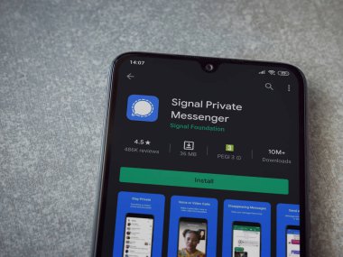 Lod, Israel - 8 Temmuz 2020: Özel Haberci uygulaması oyun mağazası sayfasında seramik taş zemin üzerinde siyah bir cep telefonu görüntüsü. Üst görünüm düzlüğü kopyalama alanı ile yatıyordu.