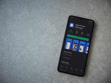 Lod, Israel - 8 Temmuz 2020: Özel Haberci uygulaması oyun mağazası sayfasında seramik taş zemin üzerinde siyah bir cep telefonu görüntüsü. Üst görünüm düzlüğü kopyalama alanı ile yatıyordu.