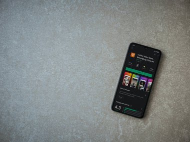 Lod, Israel - 8 Temmuz 2020: ooVoo uygulama oyun mağazası sayfası seramik taştan arka planda siyah bir cep telefonu ekranında. Üst görünüm düzlüğü kopyalama alanı ile yatıyordu.
