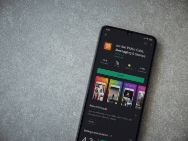 Lod, Israel - 8 Temmuz 2020: ooVoo uygulama oyun mağazası sayfası seramik taştan arka planda siyah bir cep telefonu ekranında. Üst görünüm düzlüğü kopyalama alanı ile yatıyordu.