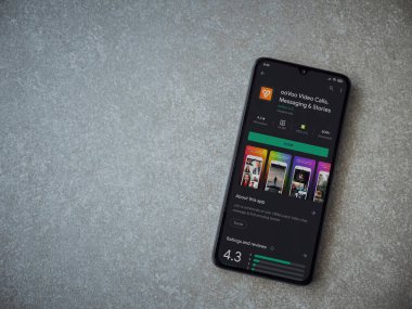 Lod, Israel - 8 Temmuz 2020: ooVoo uygulama oyun mağazası sayfası seramik taştan arka planda siyah bir cep telefonu ekranında. Üst görünüm düzlüğü kopyalama alanı ile yatıyordu.