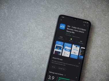 Lod, Israel - 8 Temmuz 2020: Seramik taş zemin üzerinde siyah bir cep telefonunun sergilendiği bir uygulama mağaza sayfası. Üst görünüm düzlüğü kopyalama alanı ile yatıyordu.