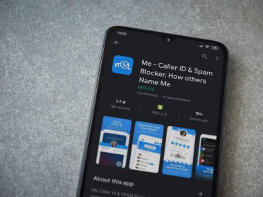 Lod, Israel - 8 Temmuz 2020: Seramik taş zemin üzerinde siyah bir cep telefonunun sergilendiği bir uygulama mağaza sayfası. Üst görünüm düzlüğü kopyalama alanı ile yatıyordu.