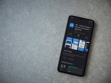 Lod, Israel - 8 Temmuz 2020: Seramik taş zemin üzerinde siyah bir cep telefonunun sergilendiği bir uygulama mağaza sayfası. Üst görünüm düzlüğü kopyalama alanı ile yatıyordu.