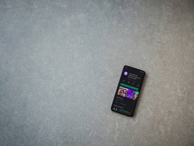 Lod, Israel - 8 Temmuz 2020: LiveU uygulama oyun mağazası sayfası seramik taş zemin üzerinde siyah bir cep telefonu ekranında. Üst görünüm düzlüğü kopyalama alanı ile yatıyordu.
