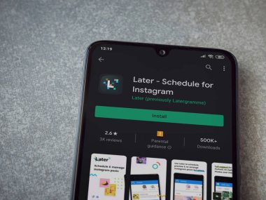 Lod, Israel - 8 Temmuz 2020: Daha sonra uygulamalı oyun mağazası sayfası seramik taş zemin üzerinde siyah bir cep telefonu görüntüsü. Üst görünüm düzlüğü kopyalama alanı ile yatıyordu.