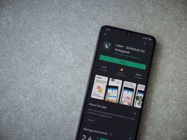 Lod, Israel - 8 Temmuz 2020: Daha sonra uygulamalı oyun mağazası sayfası seramik taş zemin üzerinde siyah bir cep telefonu görüntüsü. Üst görünüm düzlüğü kopyalama alanı ile yatıyordu.