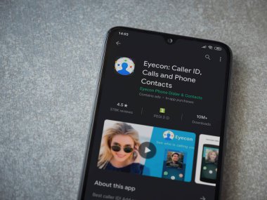 Lod, Israel - 8 Temmuz 2020: Eyecon uygulaması oyun mağazası sayfası seramik taş zemin üzerinde siyah bir cep telefonu görüntüsü. Üst görünüm düzlüğü kopyalama alanı ile yatıyordu.