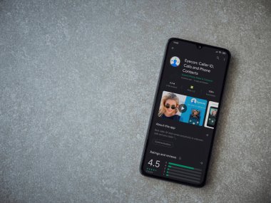 Lod, Israel - 8 Temmuz 2020: Eyecon uygulaması oyun mağazası sayfası seramik taş zemin üzerinde siyah bir cep telefonu görüntüsü. Üst görünüm düzlüğü kopyalama alanı ile yatıyordu.