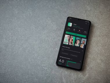 Lod, Israel - 8 Temmuz 2020: Azar uygulama oyun mağazası sayfası seramik taş zemin üzerinde siyah bir cep telefonu ekranında. Üst görünüm düzlüğü kopyalama alanı ile yatıyordu.