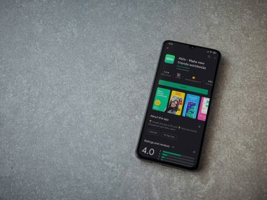 Lod, Israel - 8 Temmuz 2020: Ablo uygulaması oyun mağazası sayfası seramik taş zemin üzerinde siyah bir cep telefonu görüntüsü. Üst görünüm düzlüğü kopyalama alanı ile yatıyordu.