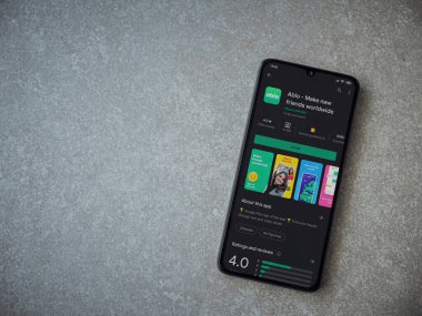 Lod, Israel - 8 Temmuz 2020: Ablo uygulaması oyun mağazası sayfası seramik taş zemin üzerinde siyah bir cep telefonu görüntüsü. Üst görünüm düzlüğü kopyalama alanı ile yatıyordu.